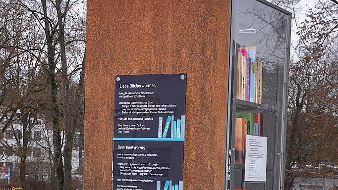 Die B&uuml;cherschr&auml;nke, wie hier am Postplatz, wurden neu beschildert.