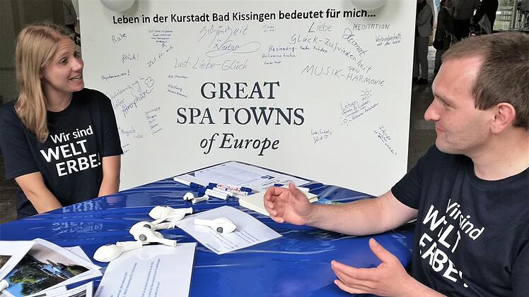 Bei Laura Wilm und Alexander Schiller durften Besucher ihre Gedanken zum Leben in der Kur- und Welterbe-Stadt auflisten. Foto: Sigismund von Dobschütz