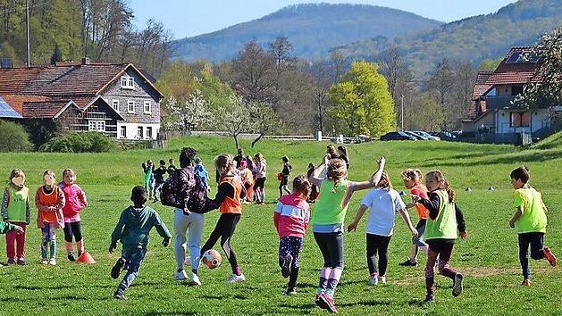 Die Ballhelden aus Riedenberg sammelten Geld für Kinder in Not – und hatten selbst viel Spaß dabei.