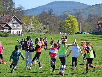 Die Ballhelden aus Riedenberg sammelten Geld für Kinder in Not – und hatten selbst viel Spaß dabei.