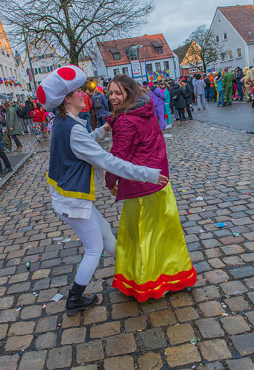Buntes Faschingstreiben begeistert groß und klein.