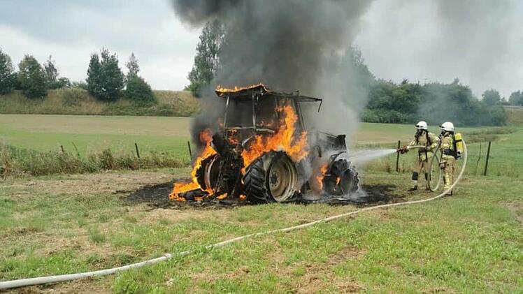 M&uuml;nchberg: Traktor brennt komplett aus - "lauter Knall"