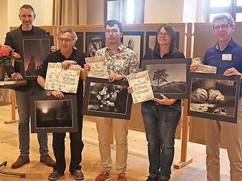 Die Fotogruppe zeichnete die Publikumslieblinge bei der jüngsten Ausstellung aus. Im Bild ( von links) Bürgermeister Martin Bernreuther, Gerhard Buberl, Tim Heller, Juliane Bienlein und Hubert Brunner. Gesamtsieger Egid Orth war bei der Ehrung nic...