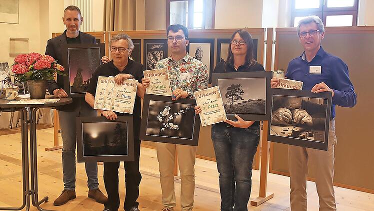 Die Fotogruppe zeichnete die Publikumslieblinge bei der jüngsten Ausstellung aus. Im Bild ( von links) Bürgermeister Martin Bernreuther, Gerhard Buberl, Tim Heller, Juliane Bienlein und Hubert Brunner. Gesamtsieger Egid Orth war bei der Ehrung nic...