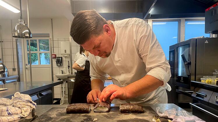 Das Signature Dish des dänischen Drei-Sterne-Kochs Eric Vildgaard bereitet Mälzer mit ungekannter Hingabe zu.