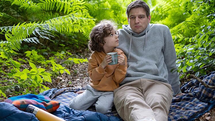 Der kleine Theo Brück (Theo Hache) geht gerne mit seinem Vater 
Moritz Brück (Robert Finster) campen.