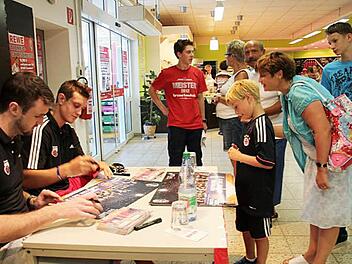 Andrew "AJ" Ogilvy und Johannes Richter (von links) standen den Fans Rede und Antwort und signierten Poster und Autogrammkarten  Foto: Ralf Kestel