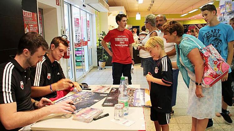 Andrew "AJ" Ogilvy und Johannes Richter (von links) standen den Fans Rede und Antwort und signierten Poster und Autogrammkarten  Foto: Ralf Kestel