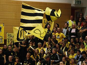 Die Verantwortlichen des HSC 2000 Coburg stellen sich hinter ihre treuen Fans und haben nach den unrühmlichen Zwischenfällen nach dem Auswärtssieg in Magdeburg Strafanzeige erstattet. Die abhanden gekommene Fan-Fahne wurde inzwischen wieder aufgefunden. Foto: Archiv