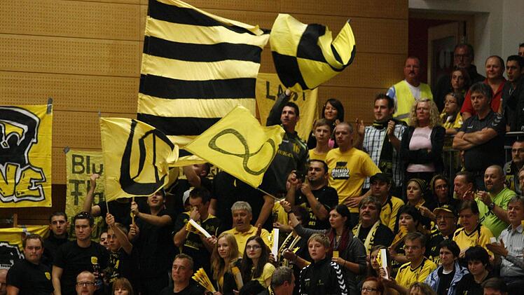 Die Verantwortlichen des HSC 2000 Coburg stellen sich hinter ihre treuen Fans und haben nach den unrühmlichen Zwischenfällen nach dem Auswärtssieg in Magdeburg Strafanzeige erstattet. Die abhanden gekommene Fan-Fahne wurde inzwischen wieder aufgefunden. Foto: Archiv