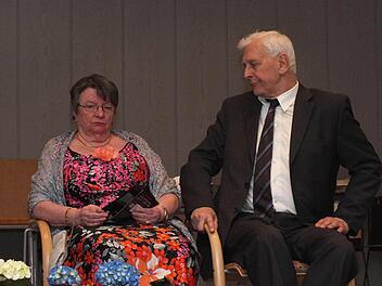 Gertrud Kutzberger und Dieter Fraunholz von der Nürnberger Oldiekiste präsentierten in Bad Bocklet Sketche, die aus dem Leben gegriffen scheinen, und sich als Ehepaar, das eindeutig zu viele Jahre miteinander verheiratet ist. Foto: Björn Hein