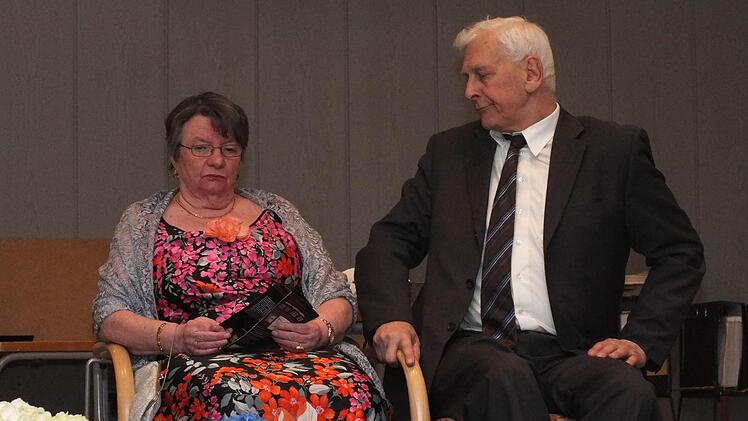 Gertrud Kutzberger und Dieter Fraunholz von der Nürnberger Oldiekiste präsentierten in Bad Bocklet Sketche, die aus dem Leben gegriffen scheinen, und sich als Ehepaar, das eindeutig zu viele Jahre miteinander verheiratet ist. Foto: Björn Hein