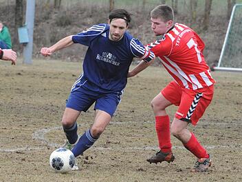 Immer eng am Mann: Rannungens Martin Baumgart (rechts) bleibt dran an Strahlungens Benedikt Bötsch. Foto: Hopf
