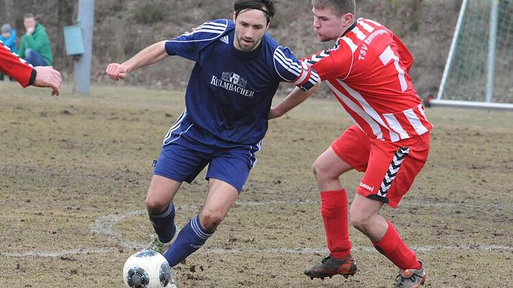 Immer eng am Mann: Rannungens Martin Baumgart (rechts) bleibt dran an Strahlungens Benedikt Bötsch. Foto: Hopf