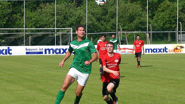 Sebastian Hoffmann (links) gegen den Blaicher Bastian Lindner.