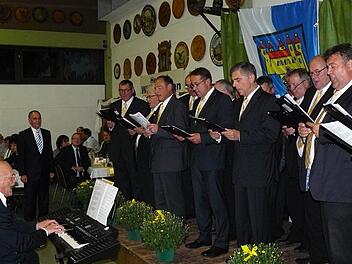Der Bürgermeisterchor um Dirigent Rainhard Holhut erfreute Jubilar Franz Uome (links im Hintergrund) und seine Gäste mit einem musikalischen Blumenstrauß. Fotos: Klaus-Peter Wulf