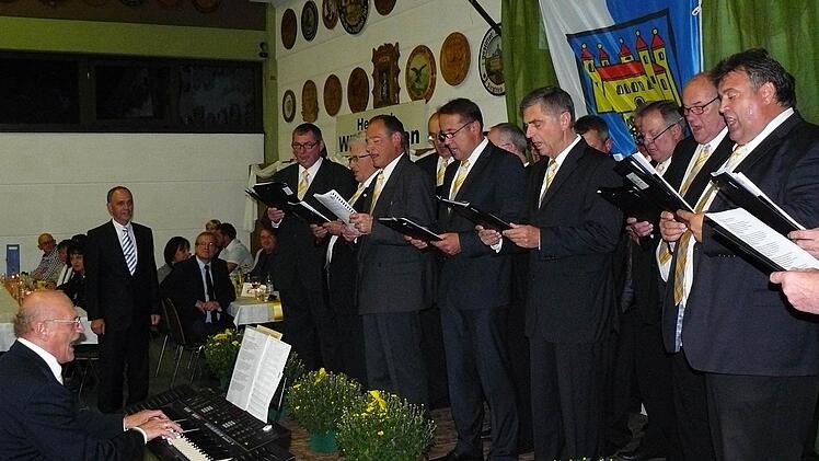 Der Bürgermeisterchor um Dirigent Rainhard Holhut erfreute Jubilar Franz Uome (links im Hintergrund) und seine Gäste mit einem musikalischen Blumenstrauß. Fotos: Klaus-Peter Wulf