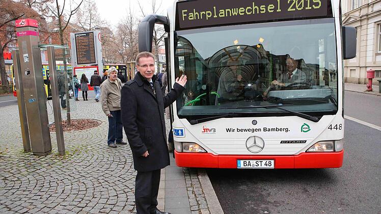 Rein &auml;u&szlig;erlich bleibt hier am ZOB, wo Peter Scheuenstuhl, der Verkehrsbetriebsleiter der Stadtwerke, steht, alles beim Alten. Allerdings werden in K&uuml;rze f&uuml;r die Nutzung der Busse Preise ver&auml;ndert werden.  Foto: RiegerPress