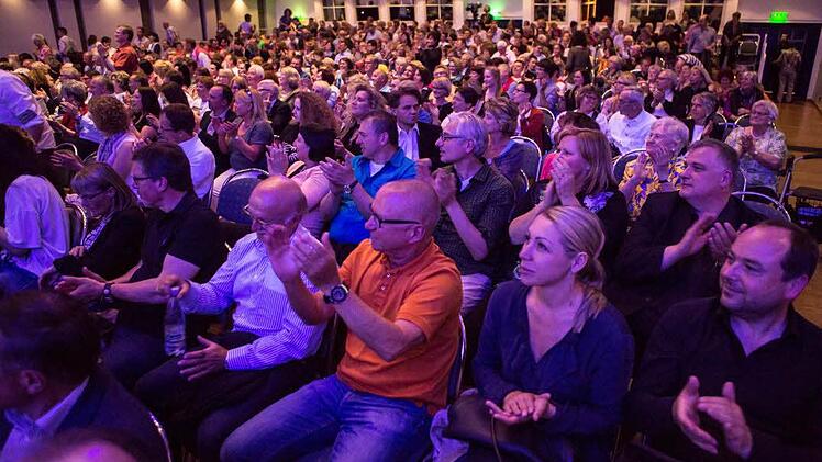 Das Publikum ist begeistert von der Show der Kulmbacher Schüler. Foto: Barbara Herbst