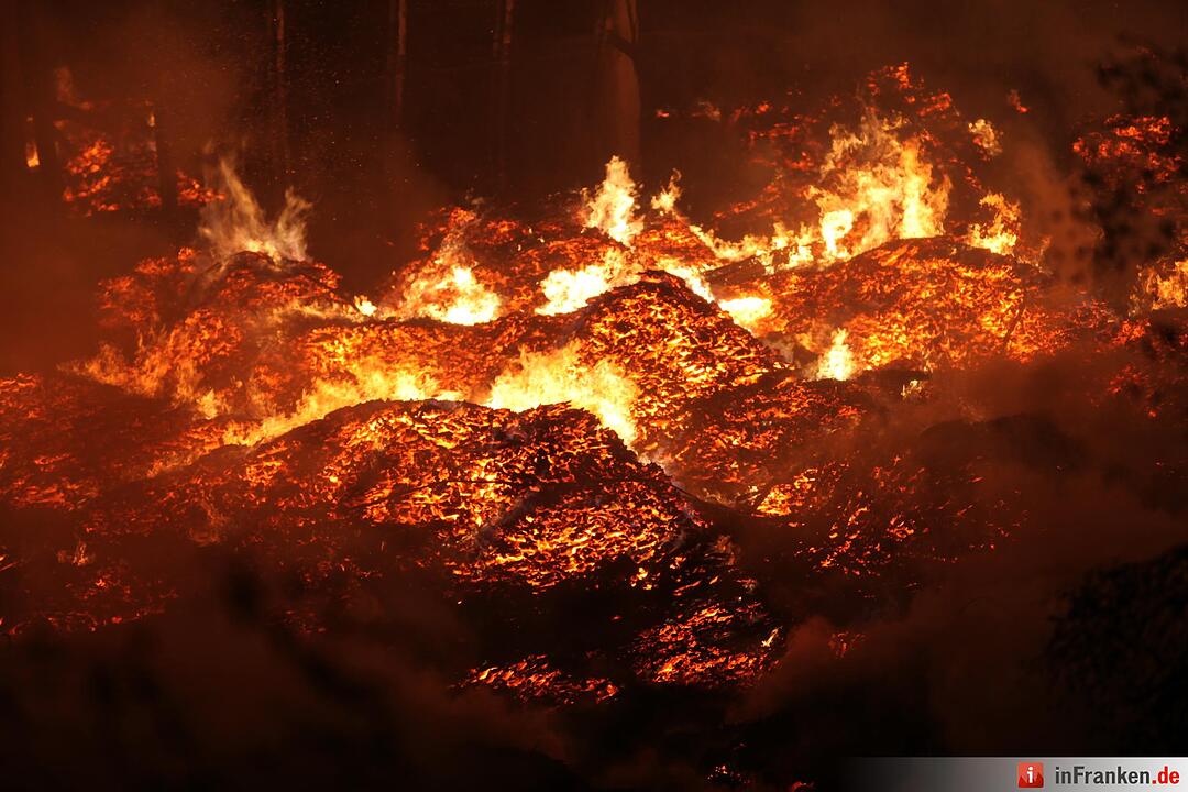 Riesiges Flammeninferno zerstoert grosses Saegewerk - Meterhohe Flammen