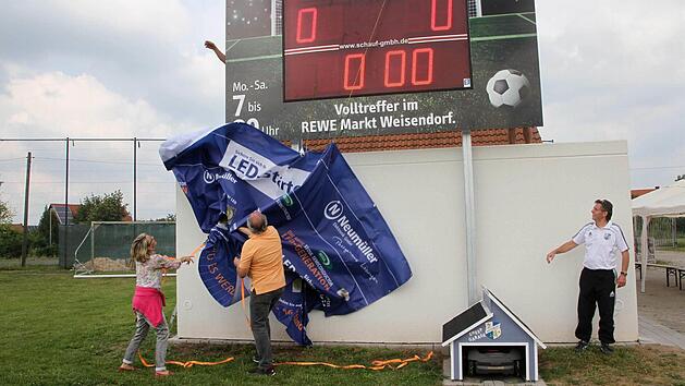 Die erste elektronische Anzeigetafel eines Fu&szlig;ballvereins im Landkreis wird enth&uuml;llt.  Fotos: p