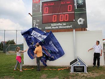 Die erste elektronische Anzeigetafel eines Fußballvereins im Landkreis wird enthüllt.  Fotos: p
