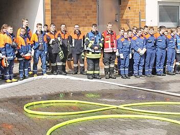 Zufriedene Gesichter nach erfolgreicher Übung, die Jugendwehren aus Höchstadt und Uehlfeld meisterten den Einsatz mit Bravour.  Fotos: privat