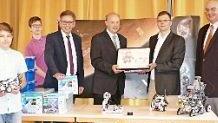 &Uuml;bergabe der Roboter (von links): Yannik Hannusch, 7c, Matthias Birzer, 8b, Michael Stammberger, Brose, Thomas K&ouml;hler, Brose, Monty Hannusch, Burkhard Spachmann; leider verdeckt: Niklas Boroczinski, 8b  Foto: privat