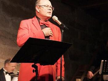 Peter Wittmann ist der Frontman der Ballhaus Boys und führt mit trockenem Humor und Charme durchs Programm. Foto: Katharina Müller-Sanke