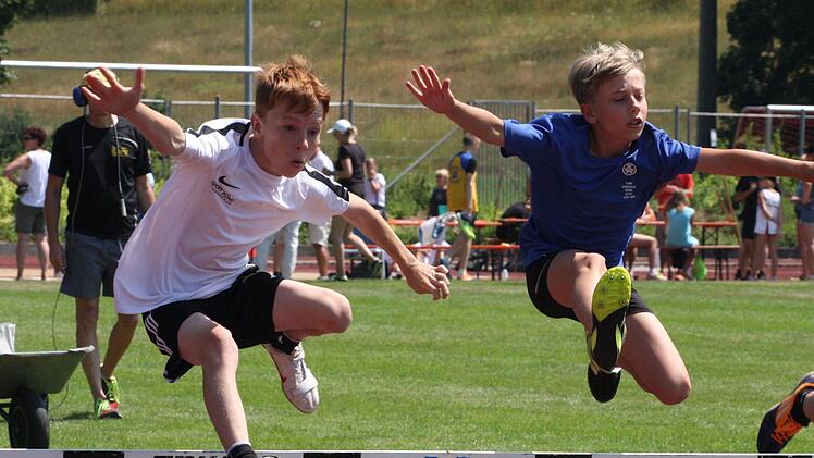 Luca Hemberger (links) vom 1. FC Rottershausen gewann die 60 Meter Hürden der Schüler M12.