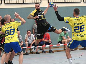 Zur Überraschung gegen den Erstligisten VfL Gummersbach reichte es im Pokal für den HSC um Florian Billek (beim Wurf) nicht ganz, doch die Leistung war vielversprechend und lässt auf einen Sieg am Samstag gegen Dresden hoffen.  Foto: Peter Mann