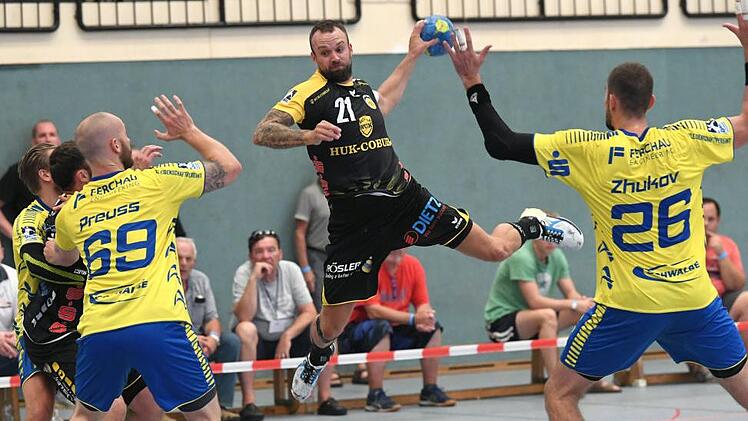 Zur Überraschung gegen den Erstligisten VfL Gummersbach reichte es im Pokal für den HSC um Florian Billek (beim Wurf) nicht ganz, doch die Leistung war vielversprechend und lässt auf einen Sieg am Samstag gegen Dresden hoffen.  Foto: Peter Mann