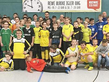 Alle Teilnehmer des Hallenfu&szlig;ballturniers in Sonneberg; vorne die Spieler des FC FED OLE Coburg. Fotos: Sybille Lottes