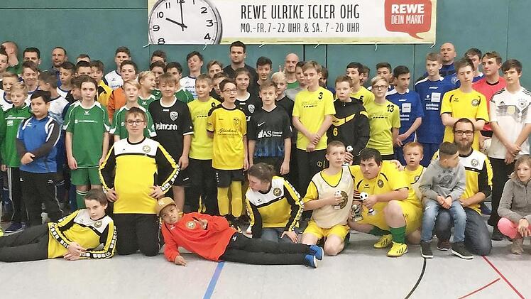 Alle Teilnehmer des Hallenfu&szlig;ballturniers in Sonneberg; vorne die Spieler des FC FED OLE Coburg. Fotos: Sybille Lottes