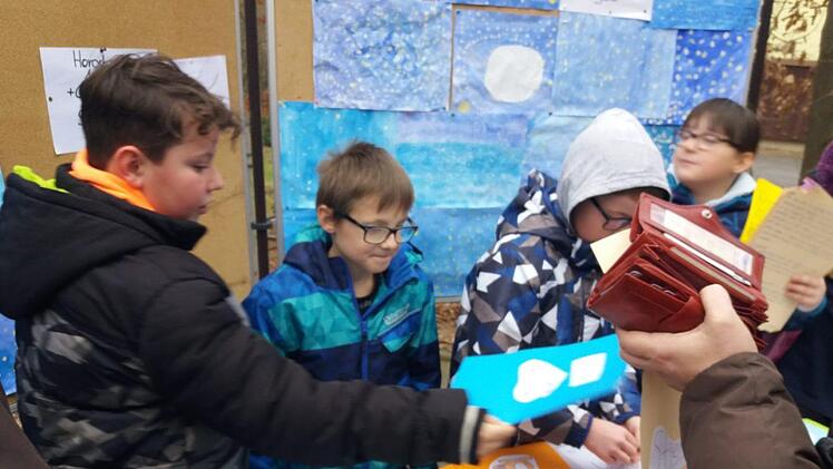 Alle Klassen hatten mit angepackt, um den Weihnachtsbasar attraktiv zu gestalten. Carmen Fehr