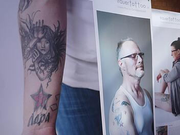 Eine Ausstellung zeigt in der Staatlichen Berufsschule Bad Kissingen Trauertattoos. Foto: Klaus Werner