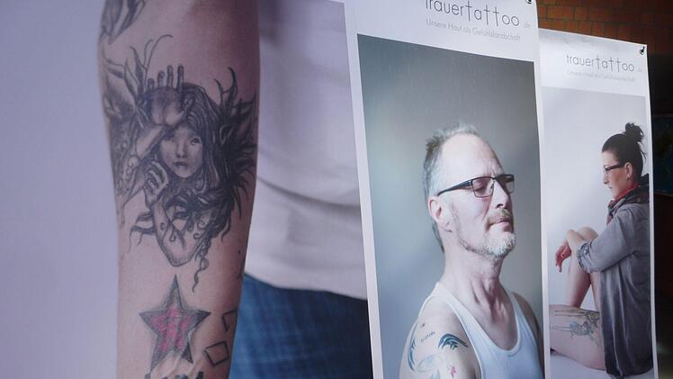 Eine Ausstellung zeigt in der Staatlichen Berufsschule Bad Kissingen Trauertattoos. Foto: Klaus Werner