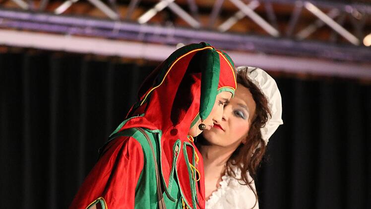 Die Theatergruppe des Franz Miltenberger Gymnasiums spielte "Was ihr wollt" von William Shakespeare. Fotos Sebastian Schmitt