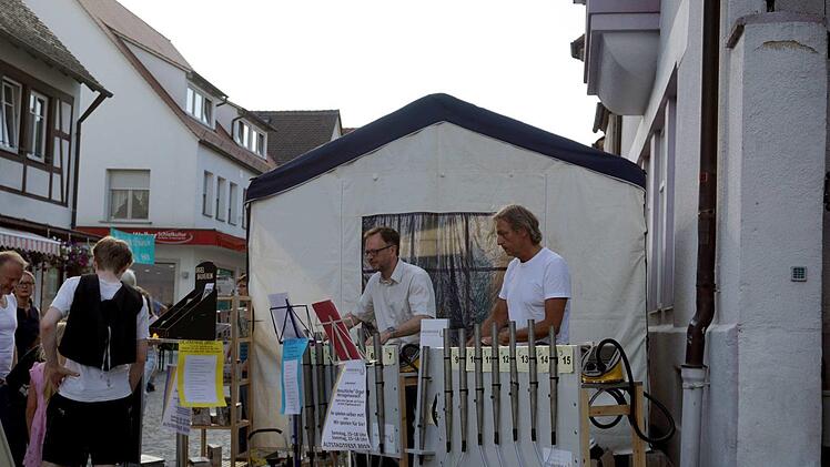 Gerald Fink und Pfarrer Oliver Schürrle an der lebendigen Orgel