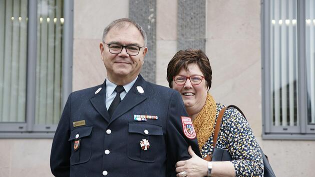 Georg Helfrich aus Wildflecken mit seiner Frau Elisabeth nach der Ehrung vorm Geb&auml;ude  der Regierung von Unterfranken in W&uuml;rzburg. Dort erhielt der Kreisbrandmeister das Feuerwehrehrenkreuz. Foto: Steffen Standke