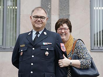 Georg Helfrich aus Wildflecken mit seiner Frau Elisabeth nach der Ehrung vorm Gebäude  der Regierung von Unterfranken in Würzburg. Dort erhielt der Kreisbrandmeister das Feuerwehrehrenkreuz. Foto: Steffen Standke