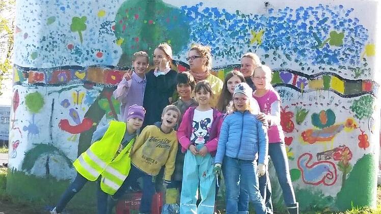 Die Kinder vor ihrem fertigen Werk vom Urwald und der Schlange ...