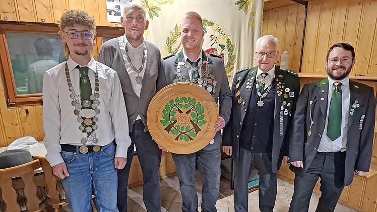 Das neue Königshaus (von links): Jugendkönig Henrik Reuter, 1. Ritter Willi Thein, Schützenkönig Kevin Kranich, 2. Ritter Joseph Borschert, Schützenmeister Sebastian Drößmar.