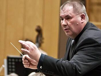 Souveräner letzter Auftritt am Dirigentenpult: Mit präzisen Gesten führte Rolf Otto das Orchester der "Musikfreunde Neustadt" durch ein anspruchsvolles Programm mit Werken von Benjamin Britten, Franz Schubert und Edvard Grieg. Fotos: Jochen Berger