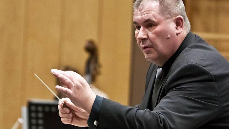 Souveräner letzter Auftritt am Dirigentenpult: Mit präzisen Gesten führte Rolf Otto das Orchester der "Musikfreunde Neustadt" durch ein anspruchsvolles Programm mit Werken von Benjamin Britten, Franz Schubert und Edvard Grieg. Fotos: Jochen Berger