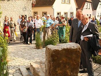 Die Jury mitglieder begutachten den neu gestalteten Platz an der Turmstraße.  Fotos: Molitor