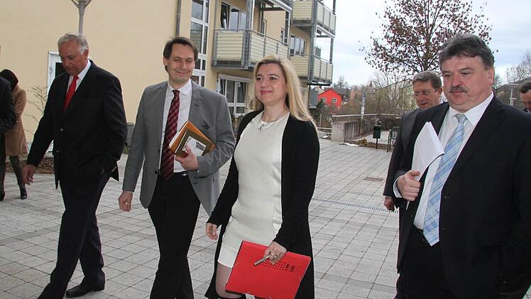 Klinikum-Geschäftsführer Herbert Schmidt, Stadtsteinachs Bürgermeister Roland Wolfrum, Kulmbachs OB Henry Schramm und Landrat Klaus Peter Söllner (von links) mit der Ministerin.