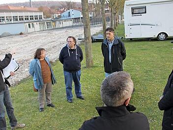 Da soll er hin: Bauamtsleiter Martin Lang (links) zeigt, wo der Holzzaun aufgestellt werden soll. Fotos: Ralf Kestel