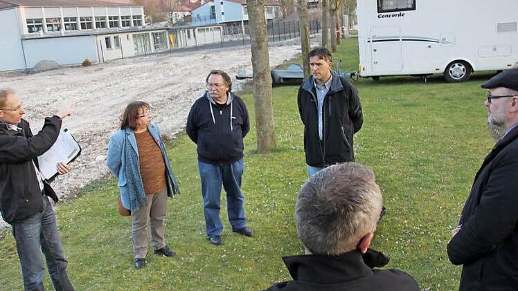 Da soll er hin: Bauamtsleiter Martin Lang (links) zeigt, wo der Holzzaun aufgestellt werden soll. Fotos: Ralf Kestel