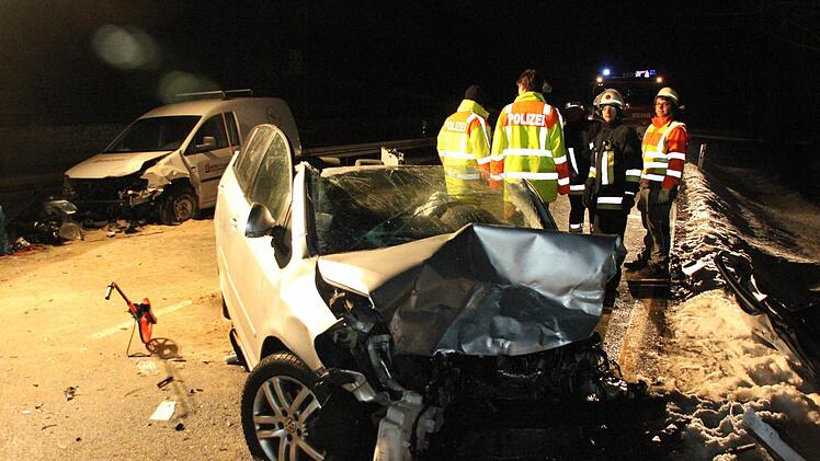 Blick auf die Unfallstelle mit dem Golf des Unfallverursachers und dem Caddy  Foto: Friedwald Schedel